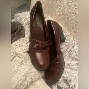 Clarks Brown leather shoes w/ straps and a small, chunky heel. EUC, size 7